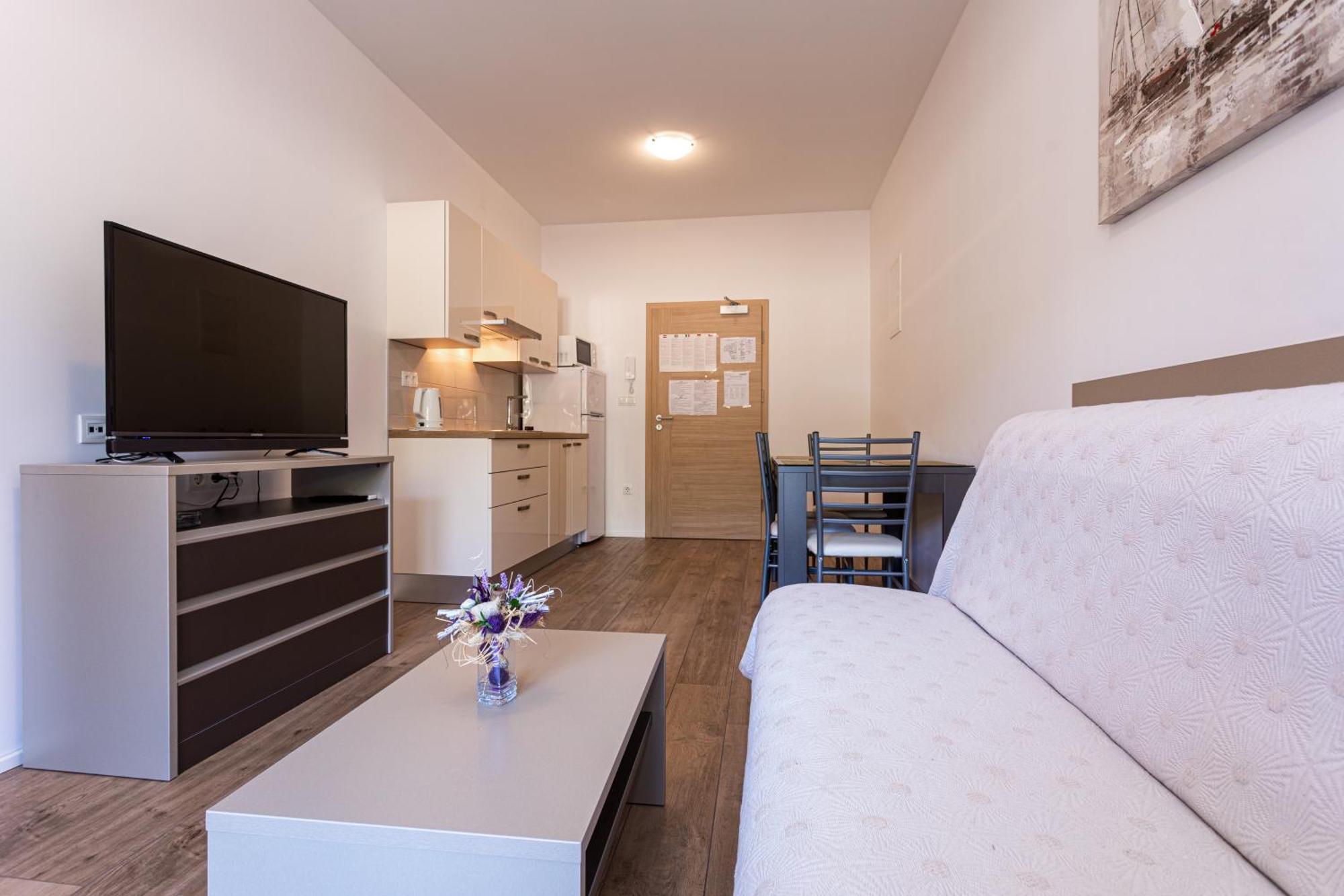 Apartments Crnekovic Tomislava 8A Baska  Exterior photo