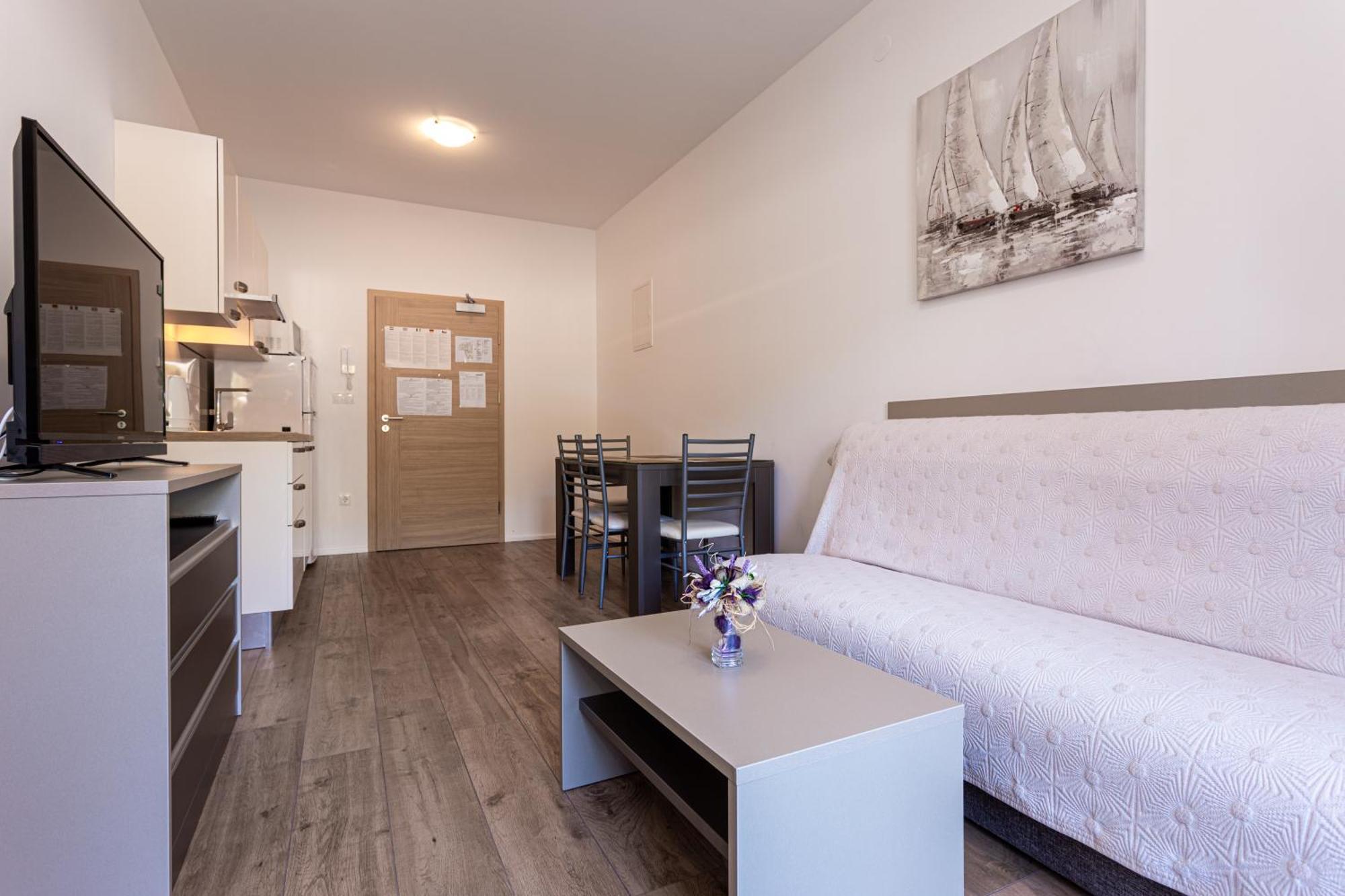 Apartments Crnekovic Tomislava 8A Baska  Exterior photo